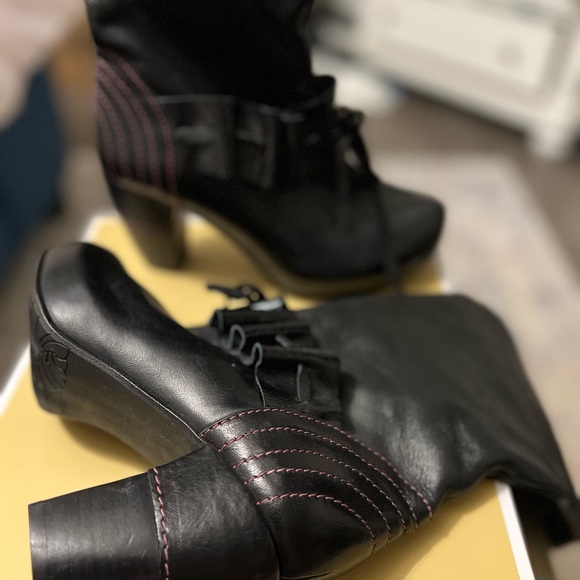 These pictures do not give these boots any justice. They are simply “STUNNING” 6 - Picture 1 of 5